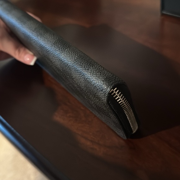 Graphite Louis Vuitton zippy wallet - Picture 9 of 13
